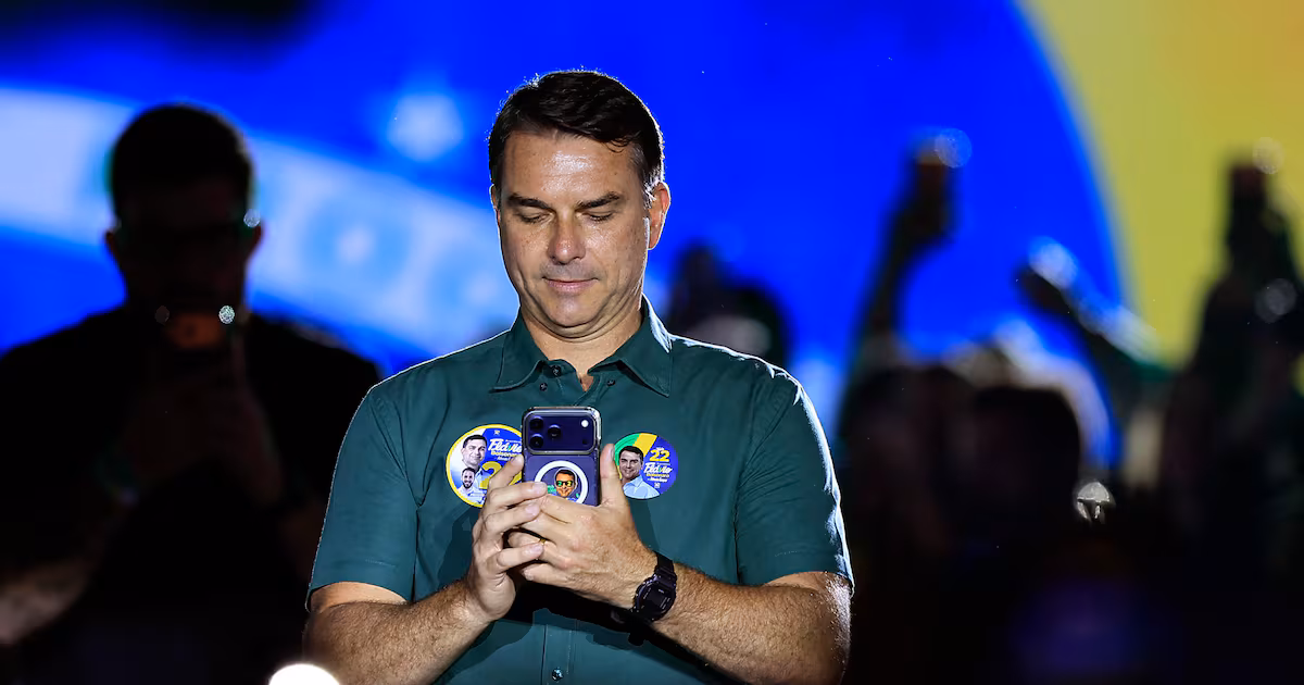 El bolsonarismo señala a ChatGPT como responsable de la carta en la que Flávio Bolsonaro se autoproclamó presidente electo