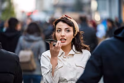 Cómo verificar si una app accede al micrófono y limitar ese permiso