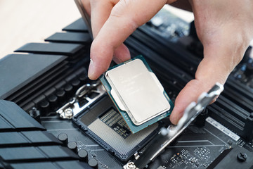 Intel: caída de hasta 30% en Wall Street tras guiar ingresos por debajo de lo esperado
