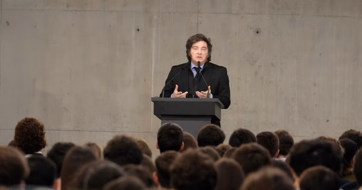 Milei volvió a atacar a la prensa en una charla en la UTDT y presentó su libro