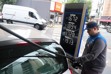 El Gobierno vuelve a postergar los incrementos de impuestos a la nafta y el gasoil y fija para diciembre su entrada en vigor