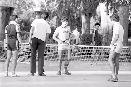 Fotos inéditas de Maradona practicando tenis con la selección juvenil en 1979 salen del archivo de La Nación