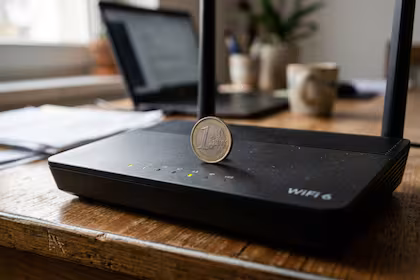 Moneda sobre el router: por qué no mejora la señal de Wi‑Fi y qué sí conviene revisar