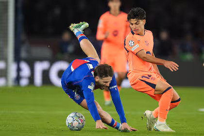 Kvaratskhelia sufrió rotura de ligamento y estará fuera por meses; PSG venció 4-2 al Barcelona