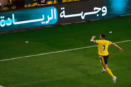 Ronaldo firma hat-trick en Al-Nassr y se acerca a los 1000 goles; celebra también el premio BOAT al mejor de todos los tiempos