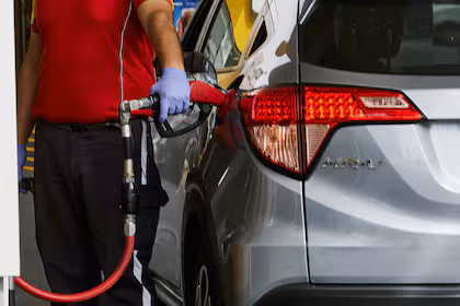 El Gobierno pospone hasta diciembre las subas de impuestos a los combustibles