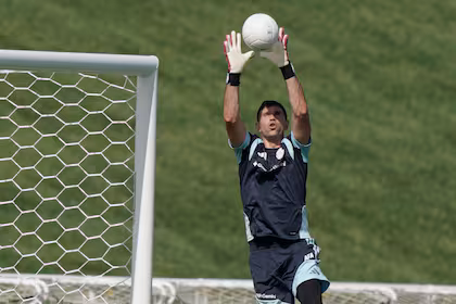 Dibu Martínez mostró la secuela de una fractura en el dedo y confirmó su regreso a la selección