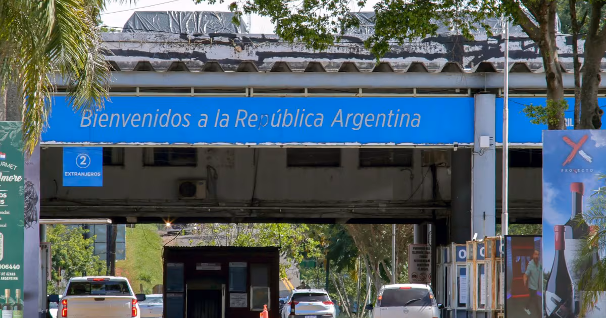 Bolsonaro y su familia ingresaron a Argentina con escolta policial y tomaron un vuelo privado hacia Ecuador